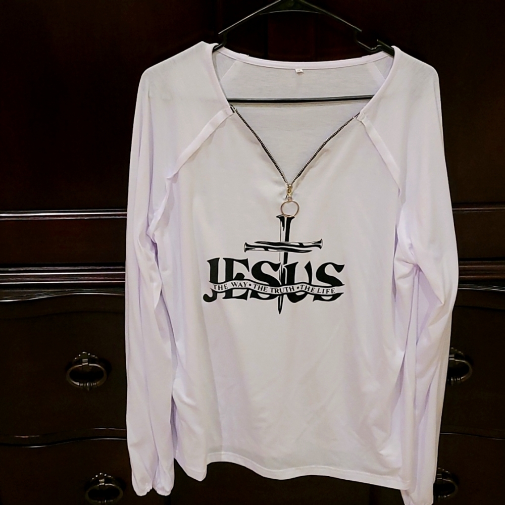 White zip down shirt size 2X ,but it runs small I'm a LG XL and it fits fine.